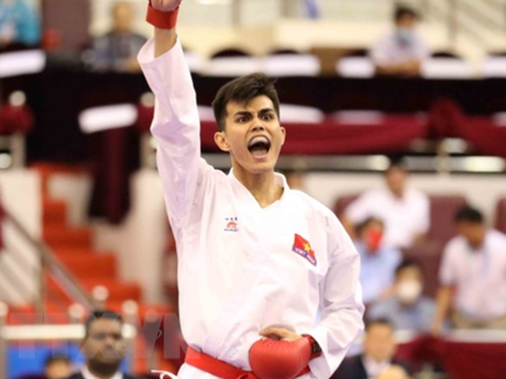 De l'or, de l'argent et du bronze pour les Vietnamiens aux ASIAD 19 à Hangzhou, dans la province chinoise du Zhejiang. Ici, le karatéka Dô Thành Nhân célèbre sa victoire contre le Sud-Coréen Baek Junhyeok. Photo : VNA