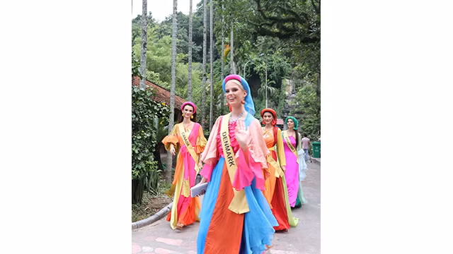 Les belles du concours Miss Grand International à la pagode Thây. Photo: hanoimoi.vn