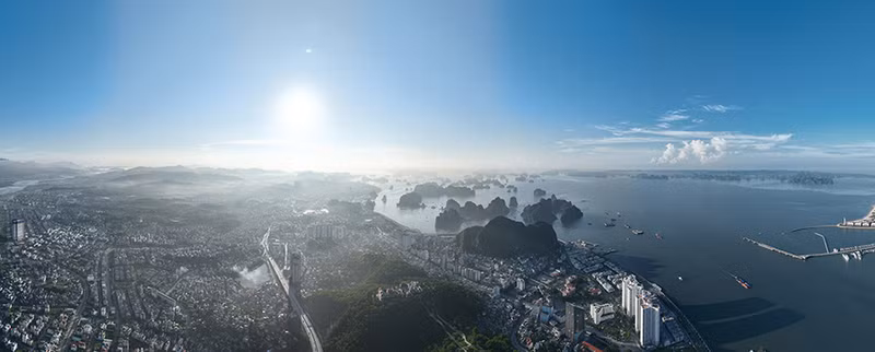 La vue panoramique du centre de la ville d’Ha Long, une zone urbaine classée au patrimoine naturel mondial, qui est également le centre sociopolitique de la province de Quang Ninh. Photo : vnexpress.net