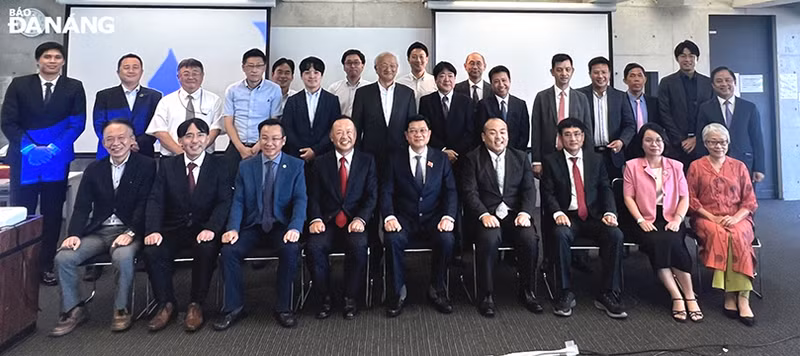 Le vice-président du Comité populaire de la ville de Dà Nang, Trân Phuoc Son (5e, à droite), lors de la séance de promotion des investissements. Photo: baodanang.vn