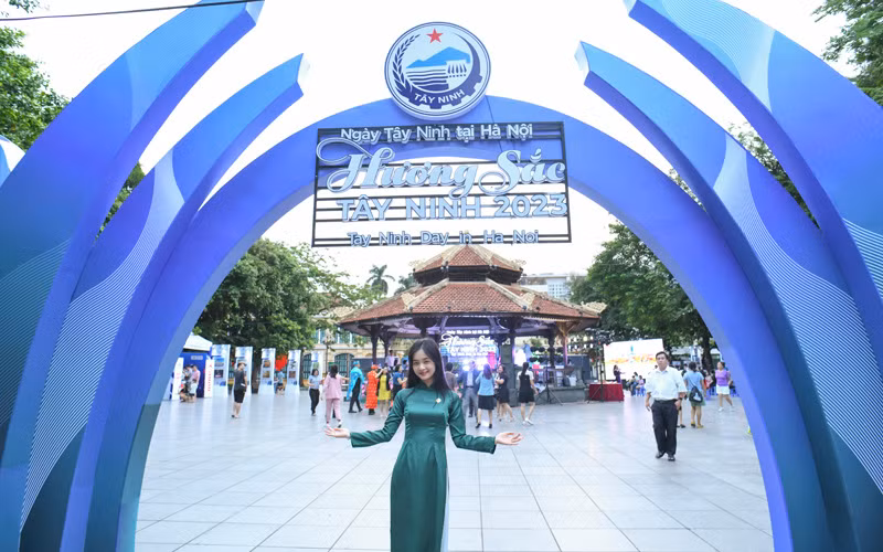 L'espace de l'événement « Journée de Tây Ninh à Hanoi 2023» attire l'attention des touristes. Photo : NDEL.