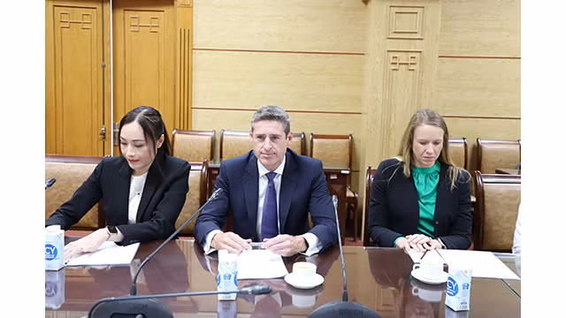Le président de la compagnie MSD Asie-Pacifique, David Peacock (au milieu), prend la parole lors de la séance de travail avec le vice-ministre de la Santé, Trân Van Thuân. Photo : moh.gov.vn