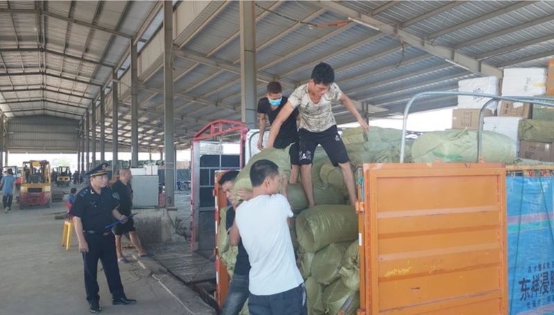 Les activités des importations-exportations via le poste-frontière de Mong Cai. Photo : NDEL.