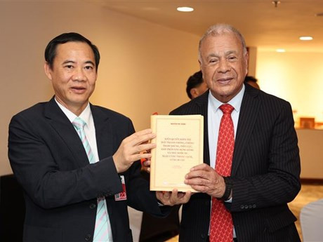 Le vice-président de la Commission des affaires intérieures du Comité central du PCV, Nguyên Thai Hoc offre un livre du secrétaire général du PCV Nguyên Phu Trong au secrétaire général du Parti du Travail du Mexique (PT), Alberto Anaya Guitiérrez. Photo : VNA