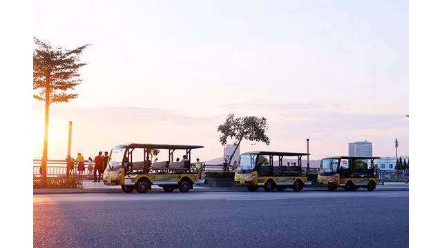Le circuit de visite de la ville d’Ha Long en véhicule électrique Aloha. Photo : baoquangninh.vn