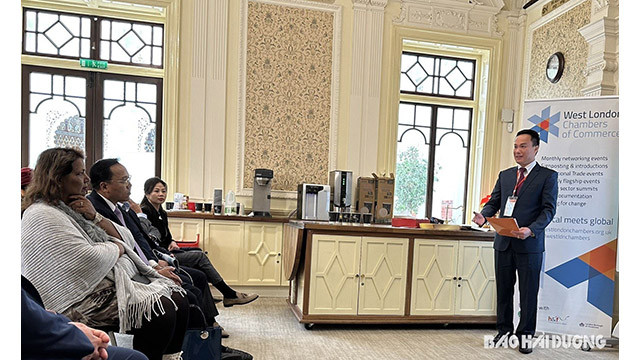 Le président du Comité populaire provincial, Triêu Thê Hùng au Forum d'affaires Vietnam - Royaume-Uni à Londres. Photo : Journal Hai Duong.