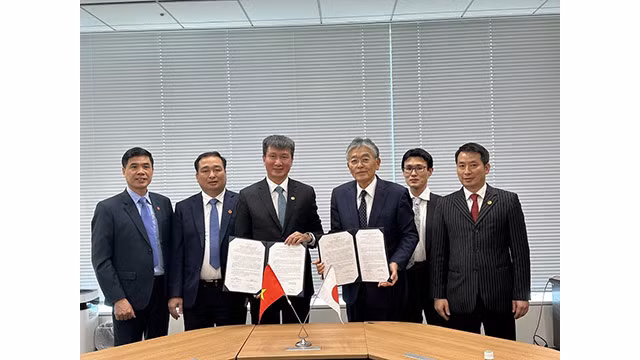 La province de Yên Bai a signé un mémorandum d'accord avec la compagnie par actions EREX du Japon. Photo : baoquocte.vn