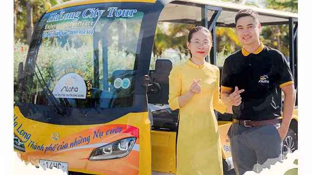 Le circuit de visite de la ville d’Ha Long en véhicule électrique Aloha sur la plate-forme logicielle d'application Aloha est lancé par la compagnie touristique Sen A Dông, ville d'Ha Long. Photo : baoquangninh.vn