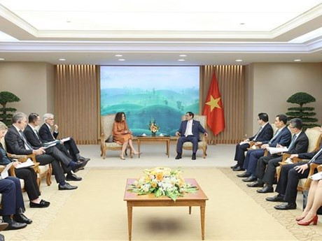 Le Premier ministre Pham Minh Chinh et Mme Carolyn Turk, directrice nationale de la Banque mondiale au Vietnam. Photo : VNA