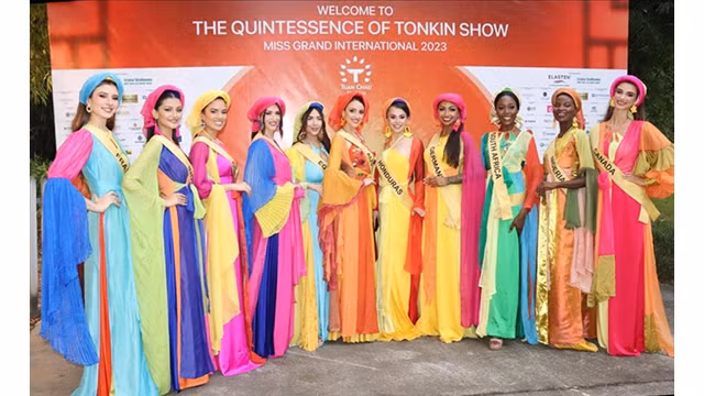 Les belles prennent la pose pour que les touristes prennent des photos. Photo: hanoimoi.vn