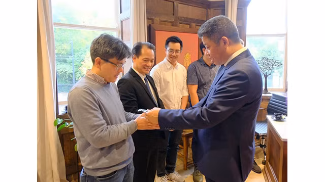 Le vice-président du Comité populaire de la ville de Hanoi, Nguyên Manh Quyên, présente des cadeaux aux représentants de l'Association intellectuelle et aux étudiants vietnamiens en Irlande. Photo: hanoimoi.vn