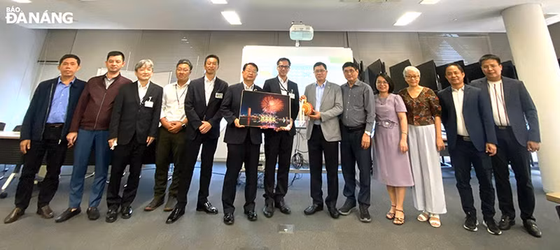 Le vice-président du Comité populaire de la ville de Dà Nang, Trân Phuoc Son (6e, à droite), a travaillé avec les dirigeants du Département du port et de l'aéroport de la préfecture de Wakayama. Photo : baodanang.vn