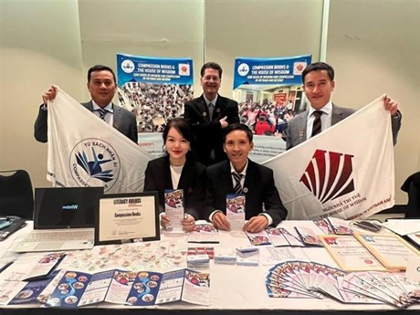 Représentants du programme vietnamien et des amis étrangers. Photo : VNA.