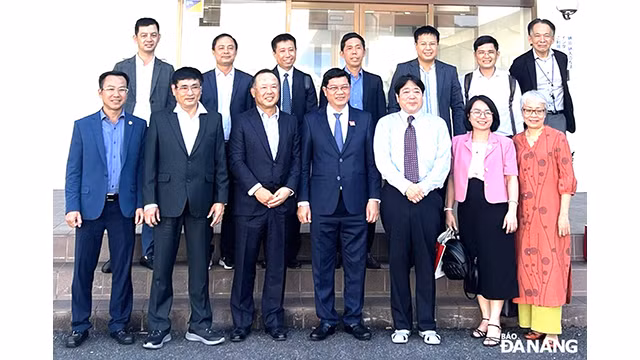 Le vice-président du Comité populaire de la ville de Dà Nang, Trân Phuoc Son (4e, à droite), travaille avec les dirigeants du groupe Rorze. Photo : baodanang.vn