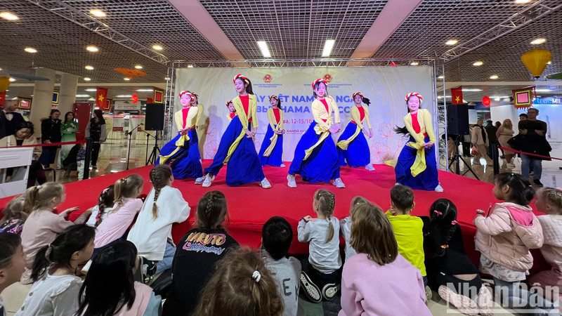 Un spectacle lors de la « Journée du Vietnam en Fédération de Russie ». Photo : NDEL.