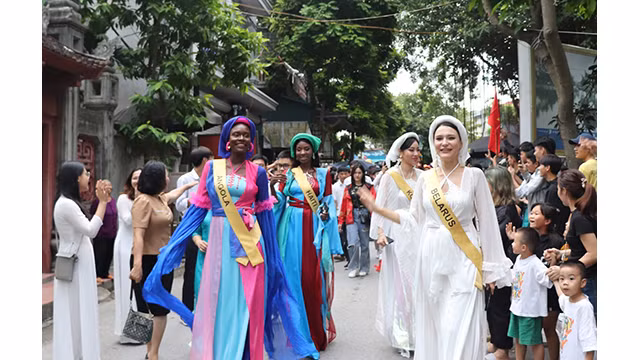 Les belles du concours Miss Grand International au vestige national spécial de la pagode Thây. Photo: hanoimoi.vn