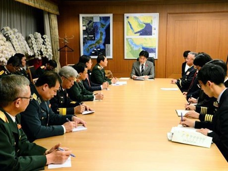 Séance de travail du général Nguyen Tan Cuong, chef d'état-major général de l'Armée populaire du Vietnam, vice-ministre de la Défense avec le ministre japonais de la Défense, Kihara Minoru. Photo: VNA