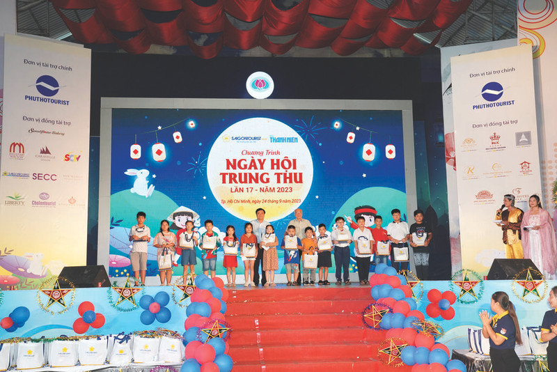 Remise des cadeaux aux enfants à l’occasion de la Fête de la mi-automne 2023. Photo : Saigontourist/CVN