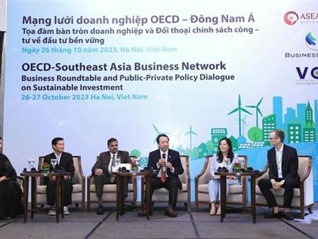Des délégués à une table ronde d’affaires et un dialogue de politique public-privé. Photo: VNA