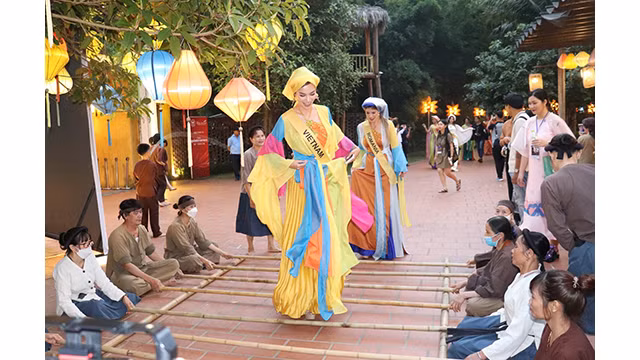 Elles s’immergent dans les jeux folkloriques vietnamiens dans la zone touristique internationale de Tuân Châu à Hanoi. Photo: hanoimoi.vn