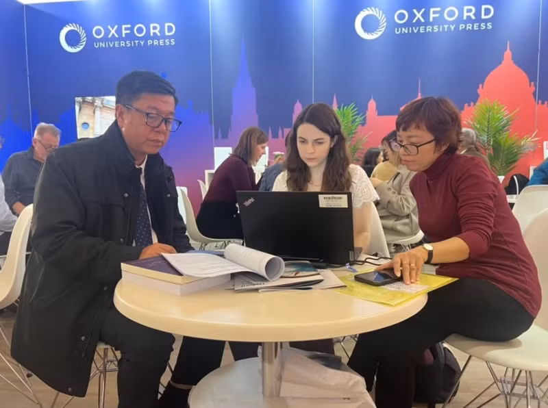 La délégation de la Maison d’édition politique nationale « Su thât » lors de Foire du livre de Francfort 2023. Photo : NDEL.