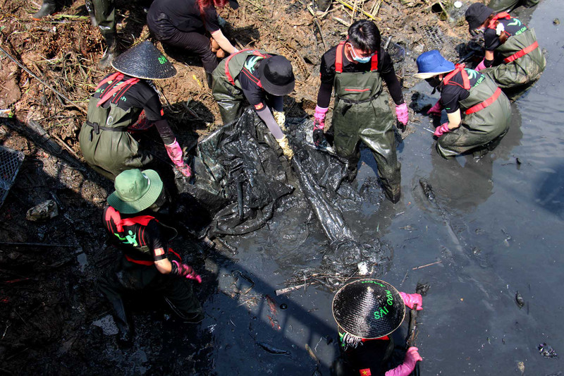 Les jeunes ont dû ramasser les déchets à la surface de la rivière et les déchets enfouis profondément dans la boue ou sous le pont. Photo : NDEL.