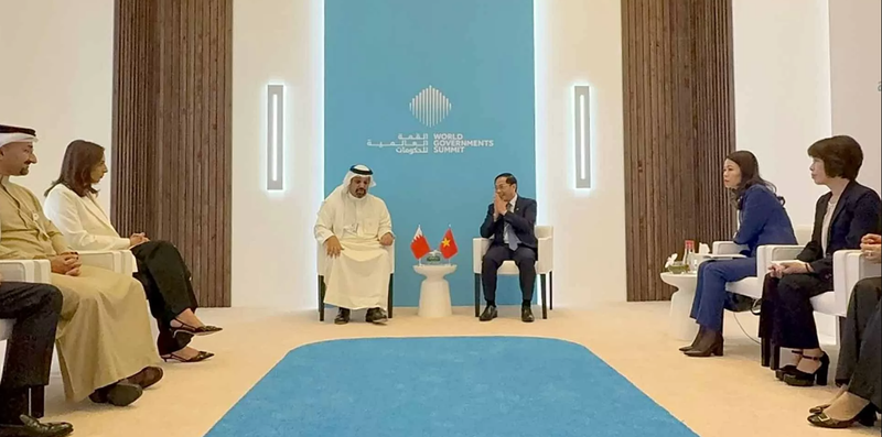 Lors de la rencontre entre le vice-Premier ministre vietnamien Bui Thanh Son et le ministre des Finances et de l’Économie nationale de Bahreïn, Shaikh Salman bin Khalifa Al Khalifa. Photo : baoquocte