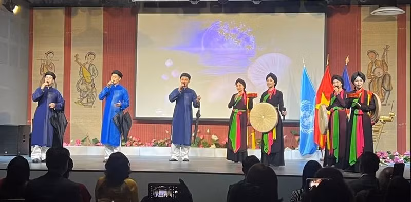 Présentation des chants populaires Quan ho de Bac Ninh lors de l’événement. Photo : VNA.