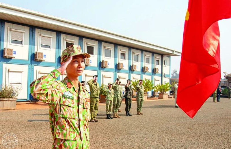 Des officiers lors d’une cérémonie des couleurs à la mission EUTM - RCA. Photo : EUTM-RCA/CVN.