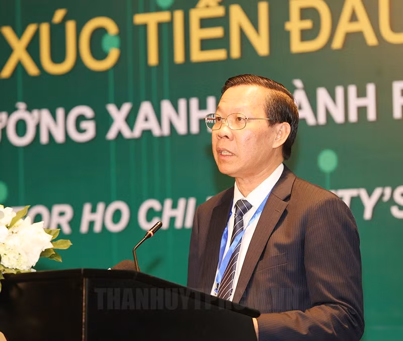 Phan Van Mai, membre du Comité central du Parti et président du Comité populaire de Hô Chi Minh-Ville, prend la parole. Photo: hcmcpv.org.vn