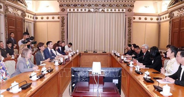 Le vice-président du Comité populaire de Hô Chi Minh-Ville, Vo Van Hoan, reçoit la délégation du Congrès américain conduite par la présidente de la sous- commission Indo-Pacifique de la commission des affaires étrangères de la Chambre des représentants américaine Kim Young. Photo : VNA