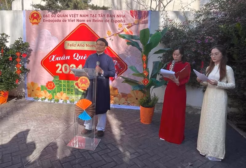 L’ambassadeur vietnamien en Espagne, Doan Thanh Song, prend la parole. Photo: baoquocte.vn