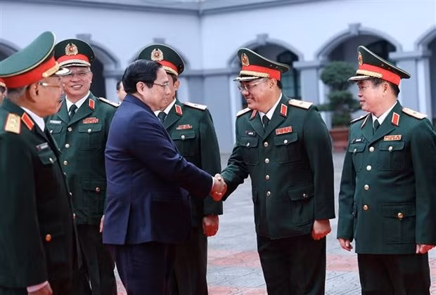Le PM Pham Minh Chinh formule ses vœux du Têt aux forces de renseignement de la défense. Photo : VNA