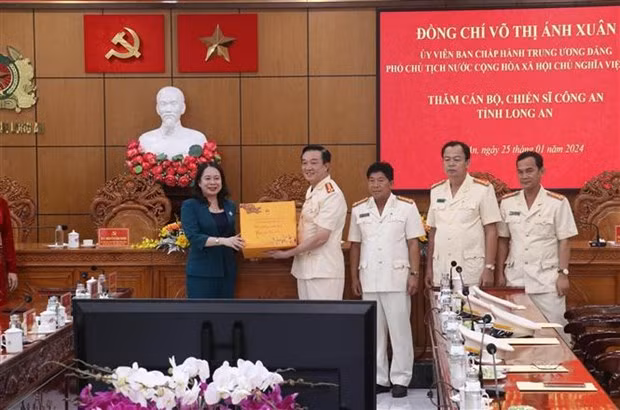 La vice-présidente Vo Thi Anh Xuan offre des cadeaux aux forces de police de Long An. Photo: VNA