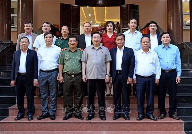Le Président de l’Assemblée nationale, Vuong Dinh Huê (1er rang, au centre) pose avec les membres de la permanence du Comité provincial du Parti que Gia Lai. Photo : VNA.