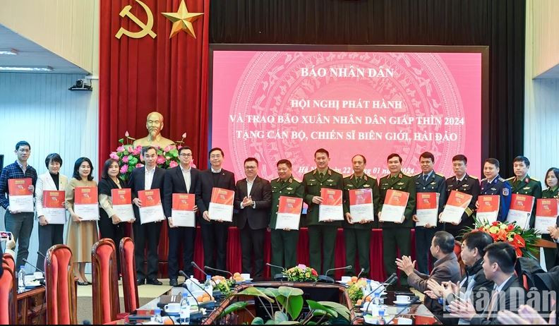 Lors de la cérémonie de remise de 40 000 exemplaires de son numéro spécial du Tet de 2024 aux soldats en poste à la frontière et sur les îles. Photo: NDEL