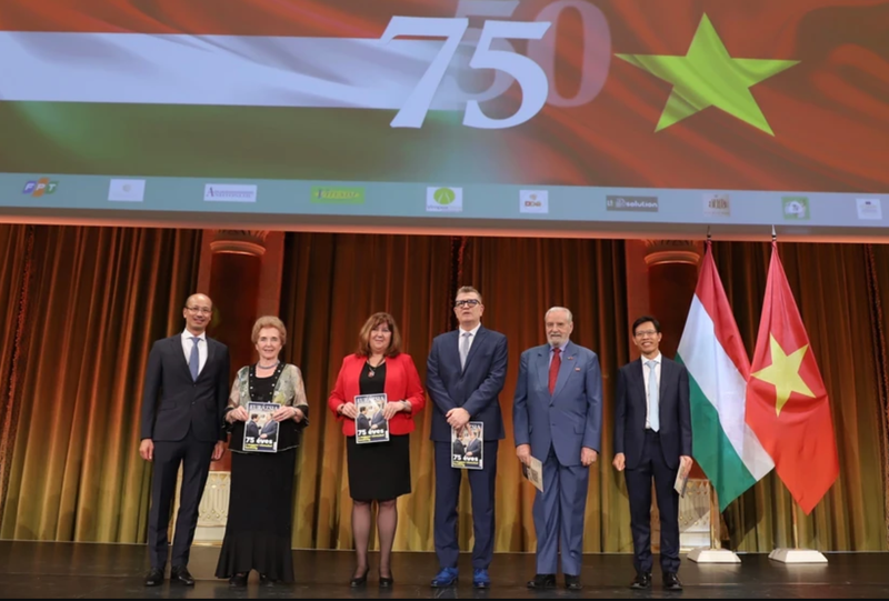 L'ambassadeur Bui Le Thai a offert le magazine spécial, publié par l'ambassade du Vietnam en Hongrie en collaboration avec Eurasia Magazine, aux invités d'honneur à l'occasion du 75e anniversaire de l'établissement des relations diplomatiques entre les deux pays. Photo : VNA.