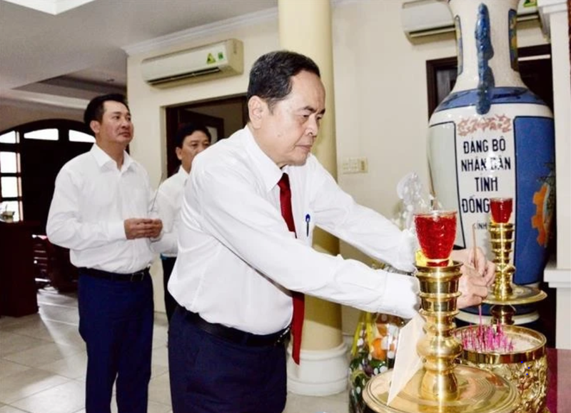 Le président de l'Assemblée nationale, Tran Thanh Man (deuxième à partir de la gauche), a offert de l'encens en hommage à l'ancien président de l'Assemblée nationale, Nguyen Huu Tho. Photo : quochoi.vn