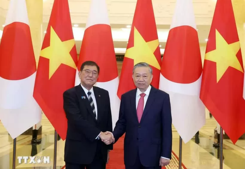 Le secrétaire général To Lam (à droite) rencontre le Premier ministre japonais Ishiba Shigeru le 27 avril. Photo: VNA
