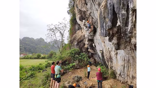 Le circuit d'escalade sportive dans la commune de Yên Thinh est né, promettant de devenir un nouveau produit touristique clé de la province de Lang Son. Photo: @poupou.boulder