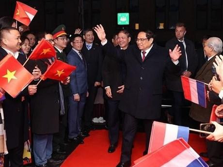Des Vietnamiens aux Pays-Bas accueillent chaleureusement le Premier ministre Pham Minh Chinh. Photo : VNA.