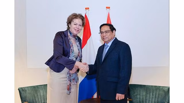 Le Premier ministre Pham Minh Chinh reçoit la présidente de la Fédération patronale néerlandais, Ingrid Thijssen. Photo : VGP.