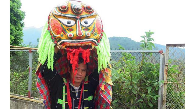 L'excellent artiste Hoàng Van Cai est l'une des rares personnes qui préservent encore et pratiquent pleinement la danse du lion et les techniques de fabrication du lion-chat avec habileté. Photo : NDEL.