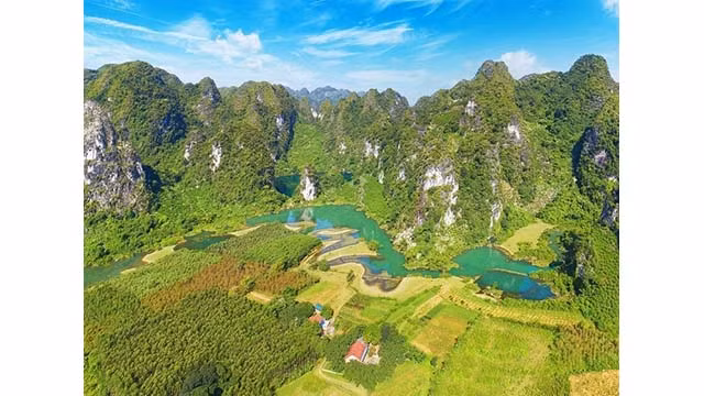 La commune de Yên Thinh est aussi un très bel endroit, ayant l'aspect paisible, poétique et vierge typique des villages de montagne. Cet endroit est également connu sous le nom de la « Baie de Ha Long terrestre » en raison de la majesté des montagnes et des rizières. Photo: @xplore.asia