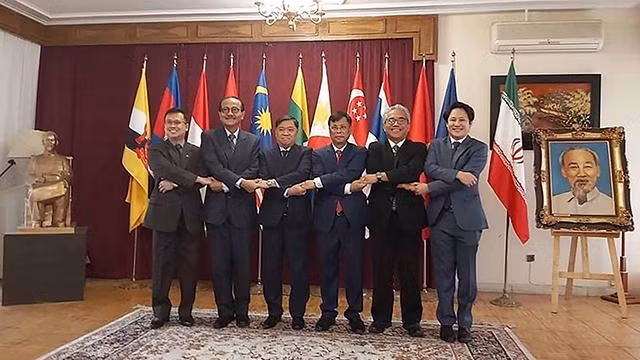 Les ambassadeurs des pays de l'ASEAN en Iran prennent des photos souvenirs. Photo : baoquocte.vn