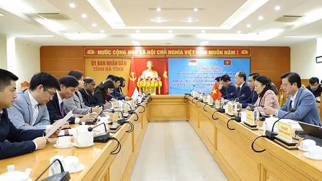 La délégation de l'ambassade de la République de Singapour au Vietnam travaille avec la province de Ha Tinh sur des activités d'investissement et de coopération. Photo: thoidai.com.vn