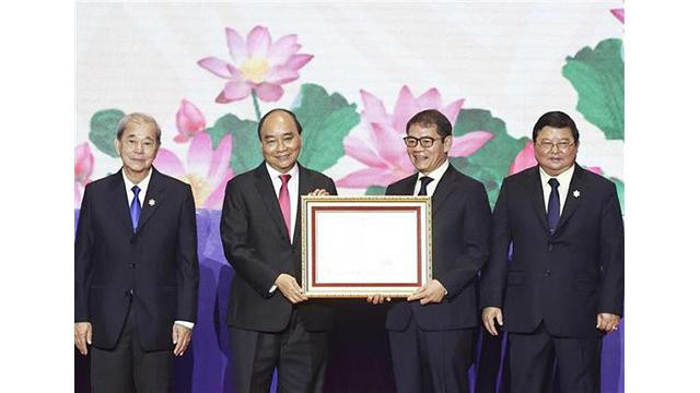 Le Président Nguyên Xuân Phuc remet l’Ordre du Travail de première classe à THACO. Photo : VNA.