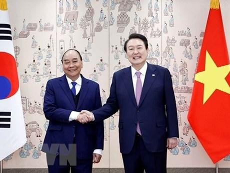 Le Président vietnamien Nguyên Xuân Phuc (à gauche) et le Président sud-coréen Yoon Suk-yeol, à Séoul, le 5 décembre. Photo : VNA.