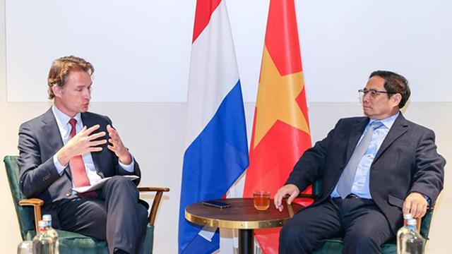 Le Premier ministre Pham Minh Chinh reçoit le directeur général mondial de Heineken, Dolf van den Brink. Photo : VGP.