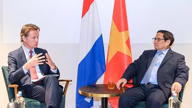 Le Premier ministre Pham Minh Chinh reçoit le directeur général mondial de Heineken, Dolf van den Brink. Photo : VGP.